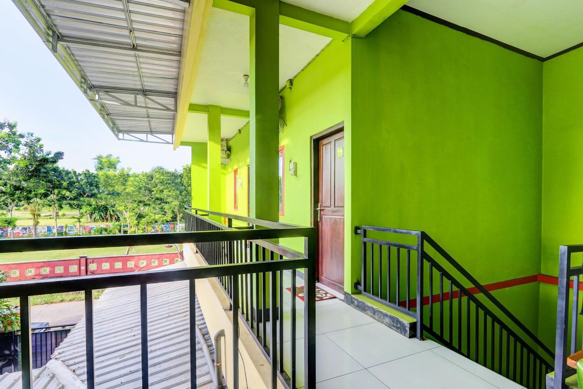 Hotel Oyo 92467 Cahyo Kost 1 Semarang Zewnętrze zdjęcie